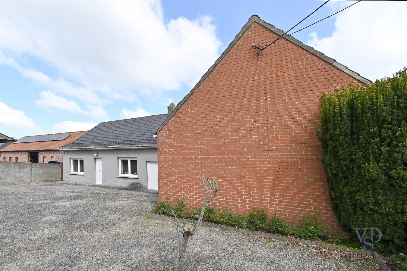 Exceptioneel gelegen eigendom met mogelijkheden. 