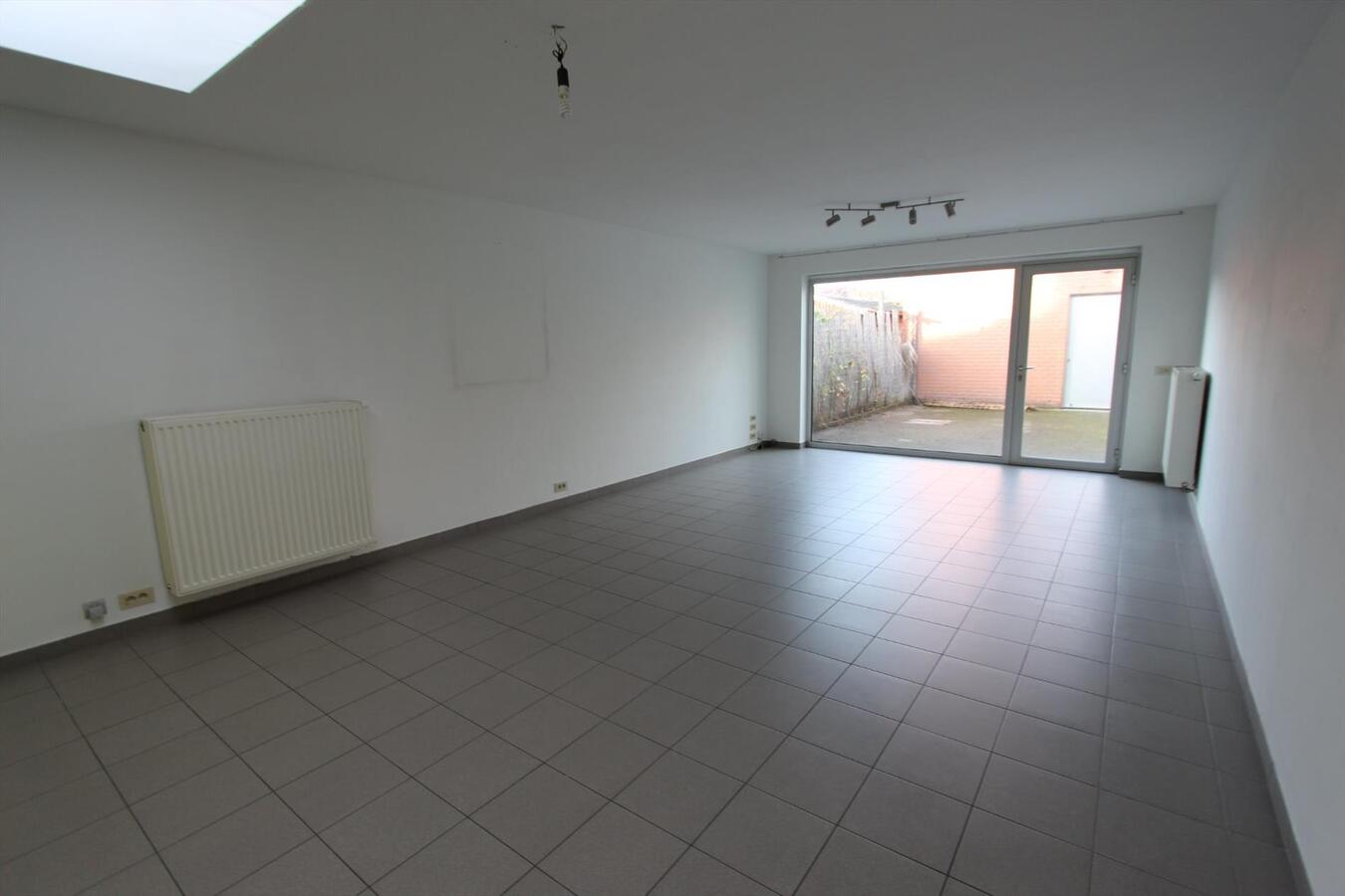 Gerenoveerde woning met 2 slaapkamers en terras te Roeselare 