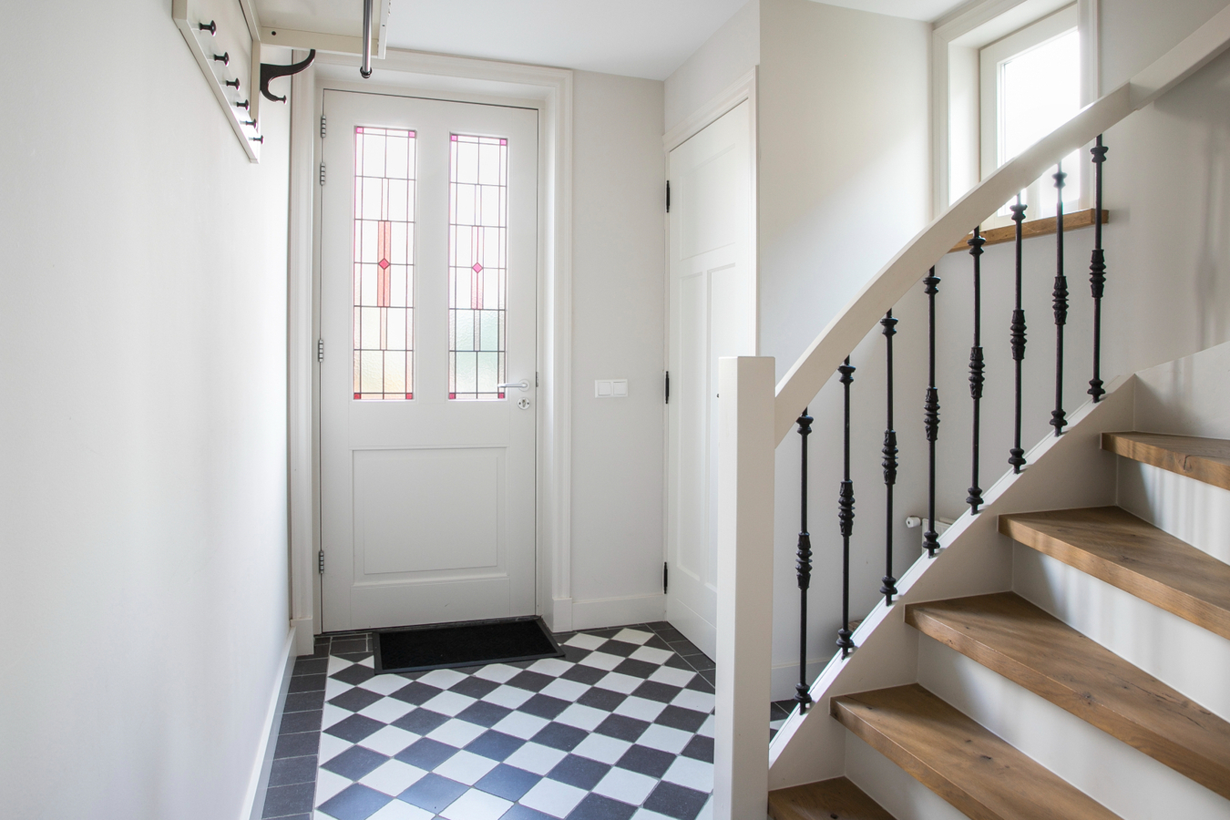 Vrijstaande, instapklare eengezinswoning met garage en carport afgewerkt in landelijke stijl. 