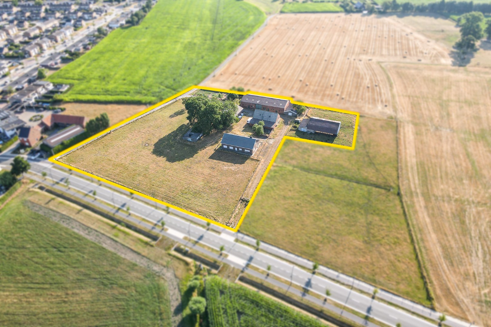Hoeve "De Roeste Scheure" op een perceel van ca. 12.762 m² te Zedelgem 