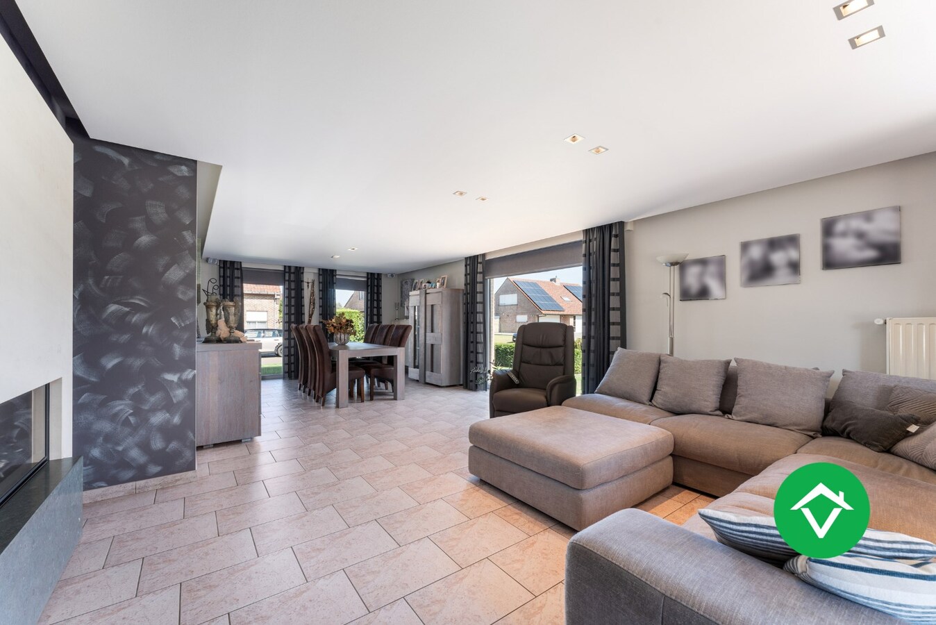 Ruime open bebouwing met 4 slaapkamers en 3 garages in Kortemark 