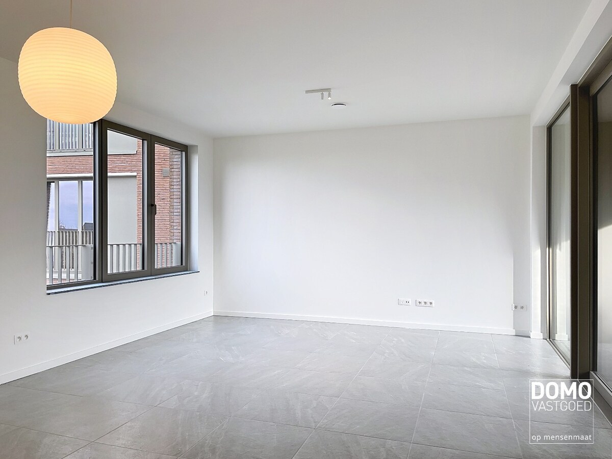 PRACHTIG APPARTEMENT MET ZONNIG TERRAS, 2 SLAAPKAMERS EN GARAGEBOX TE HUUR IN HET CENTRUM VAN HASSELT 