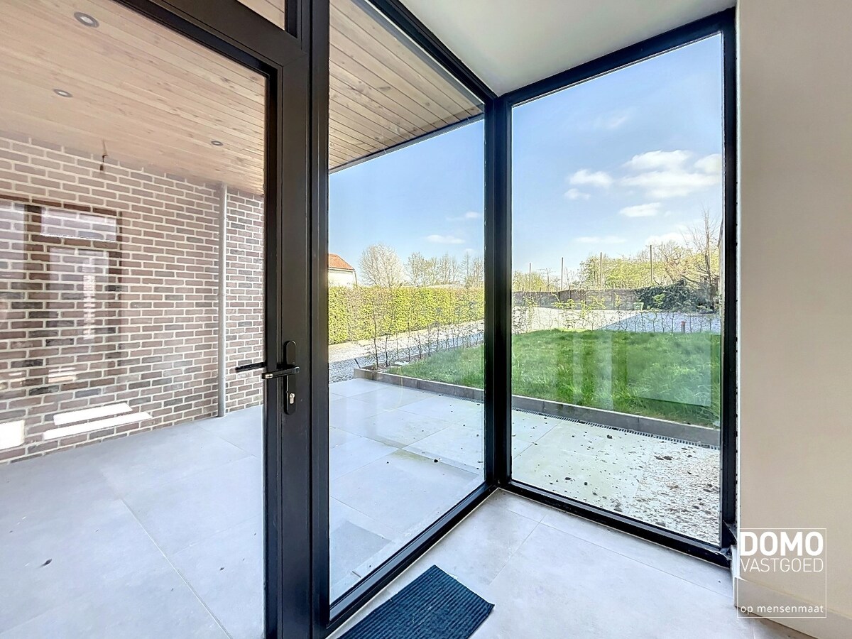 PRACHTIG GERENOVEERDE, LICHTRIJKE WONING MET 3 SLAAPKAMERS, 2 BADKAMERS, EEN ZONNIGE TUIN EN 2 PARKEERPLAATSEN TE GINGELOM (MIELEN-BOVEN-AALST) 