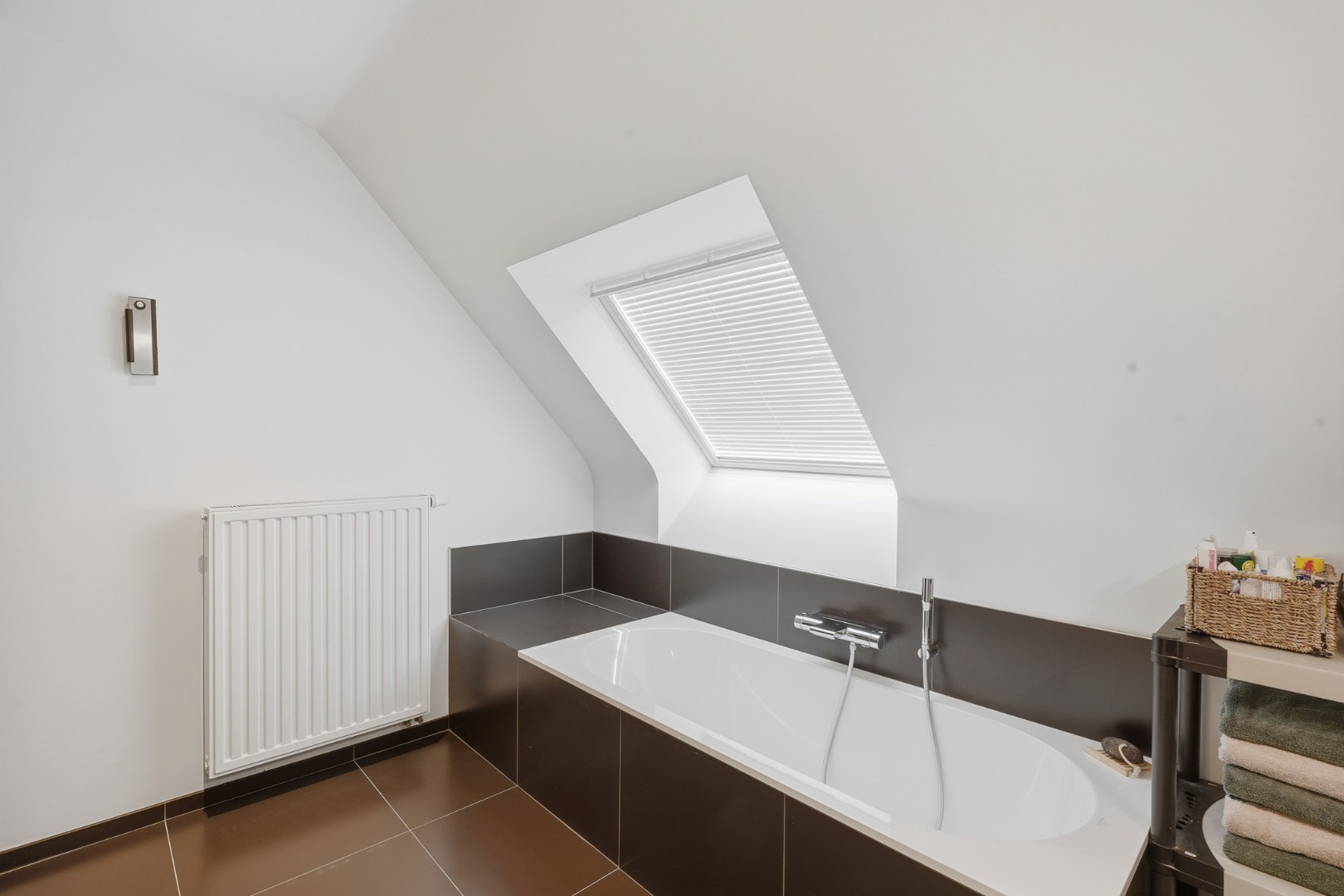 Moderne halfopen bebouwing met zonnige tuin en hoogwaardige afwerking 