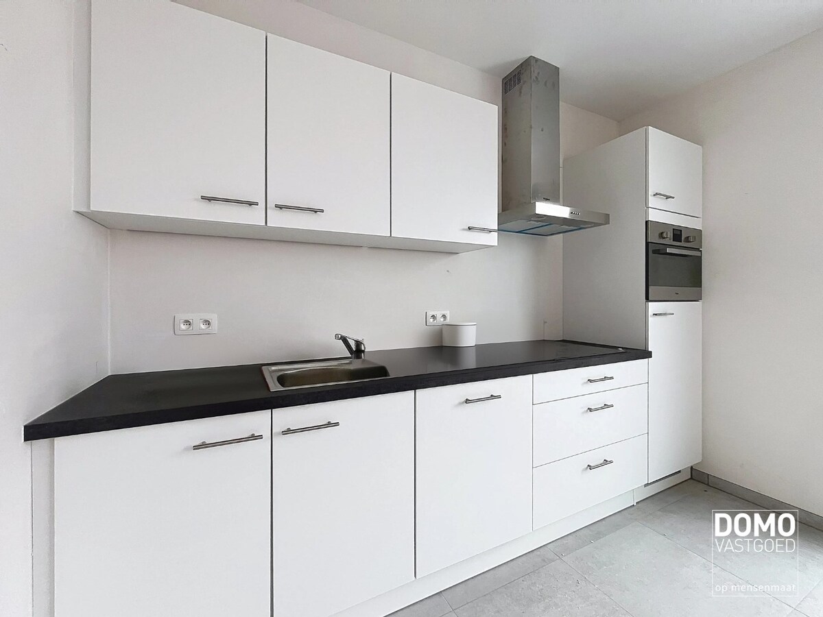VOLLEDIG AFGEWERKT NIEUWBOUWAPPARTEMENT MET 1 SLAAPKAMER, TERRAS EN ONDERGRONDSE AUTOSTANDPLAATS IN RESIDENTIE "DE KWINT" TE ZONHOVEN 