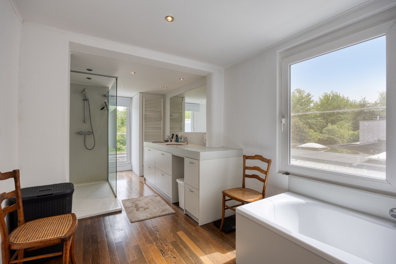 Ruime stadswoning met achteruitgang via Janseniusstraat met 4 slaapkamers, garage en tuin te Leuven- EPC 239kwh/m2 