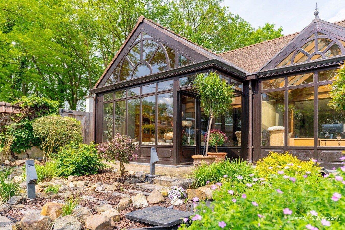 Prachtige villa met hippische accommodatie en binnenpiste op ca. 2ha te Paal 