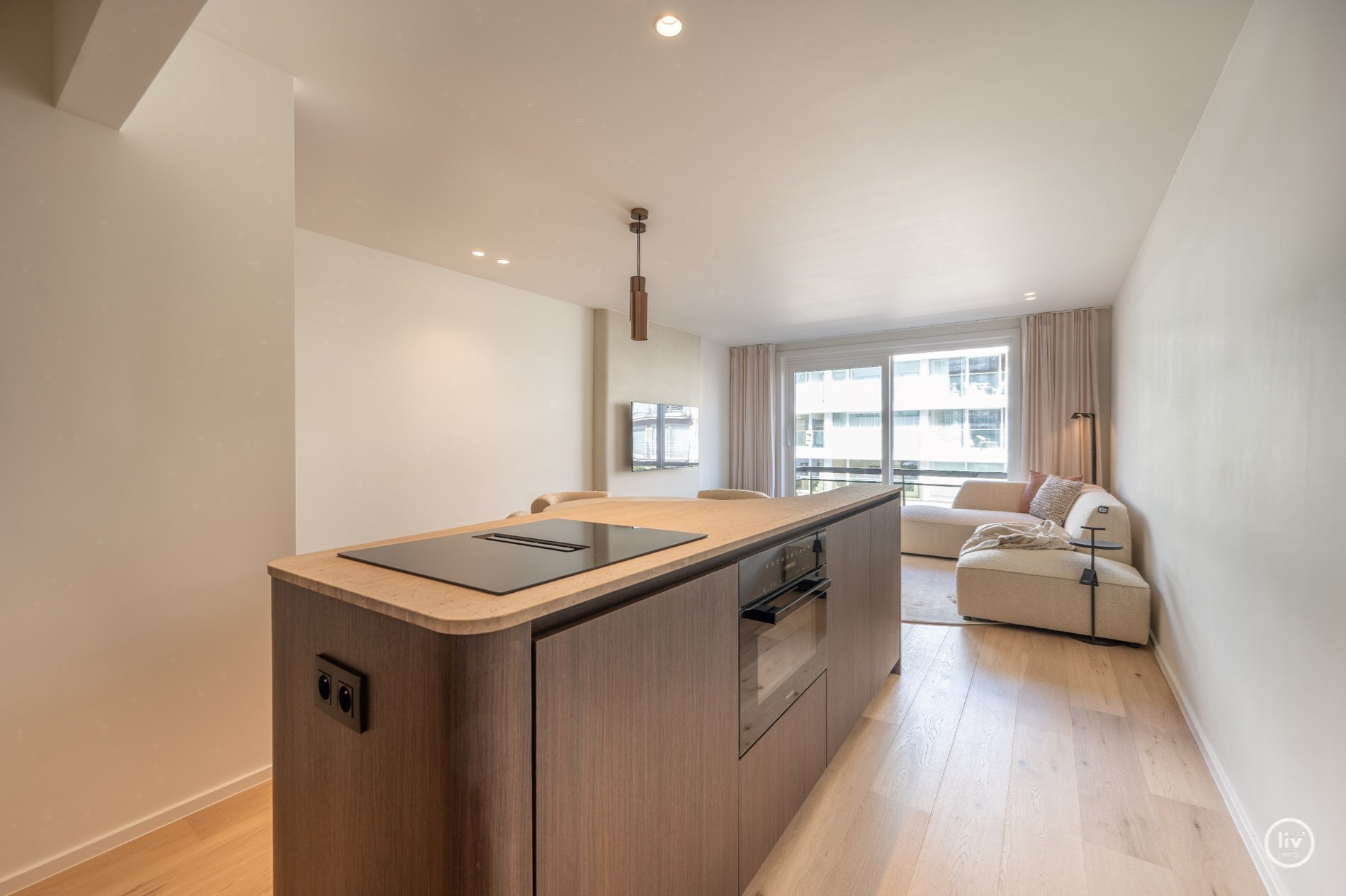 Volledig gerenoveerd appartement met terras gelegen Lippenslaan nabij het Van bunnenplein. 