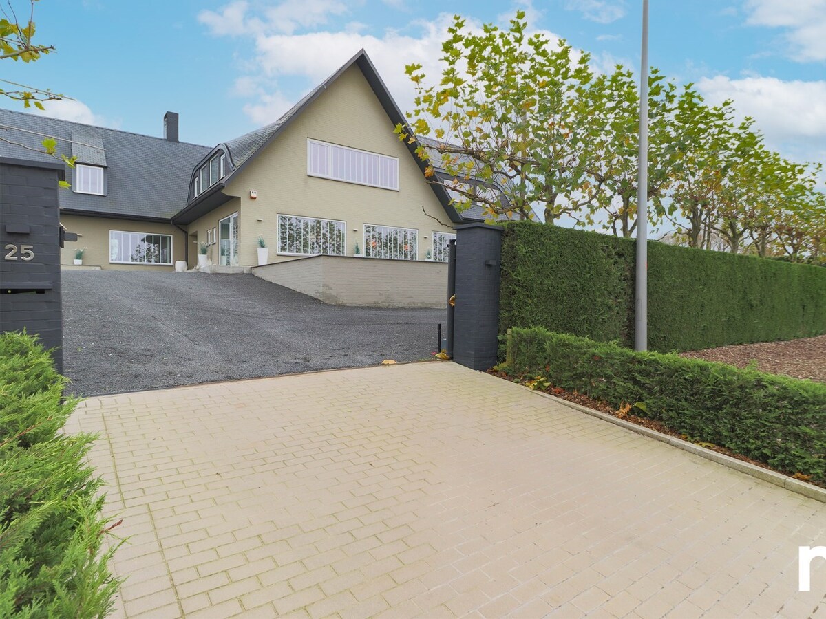 Sublieme Villa met 5 slaapkamers en Zwembad te Kortrijk ! 