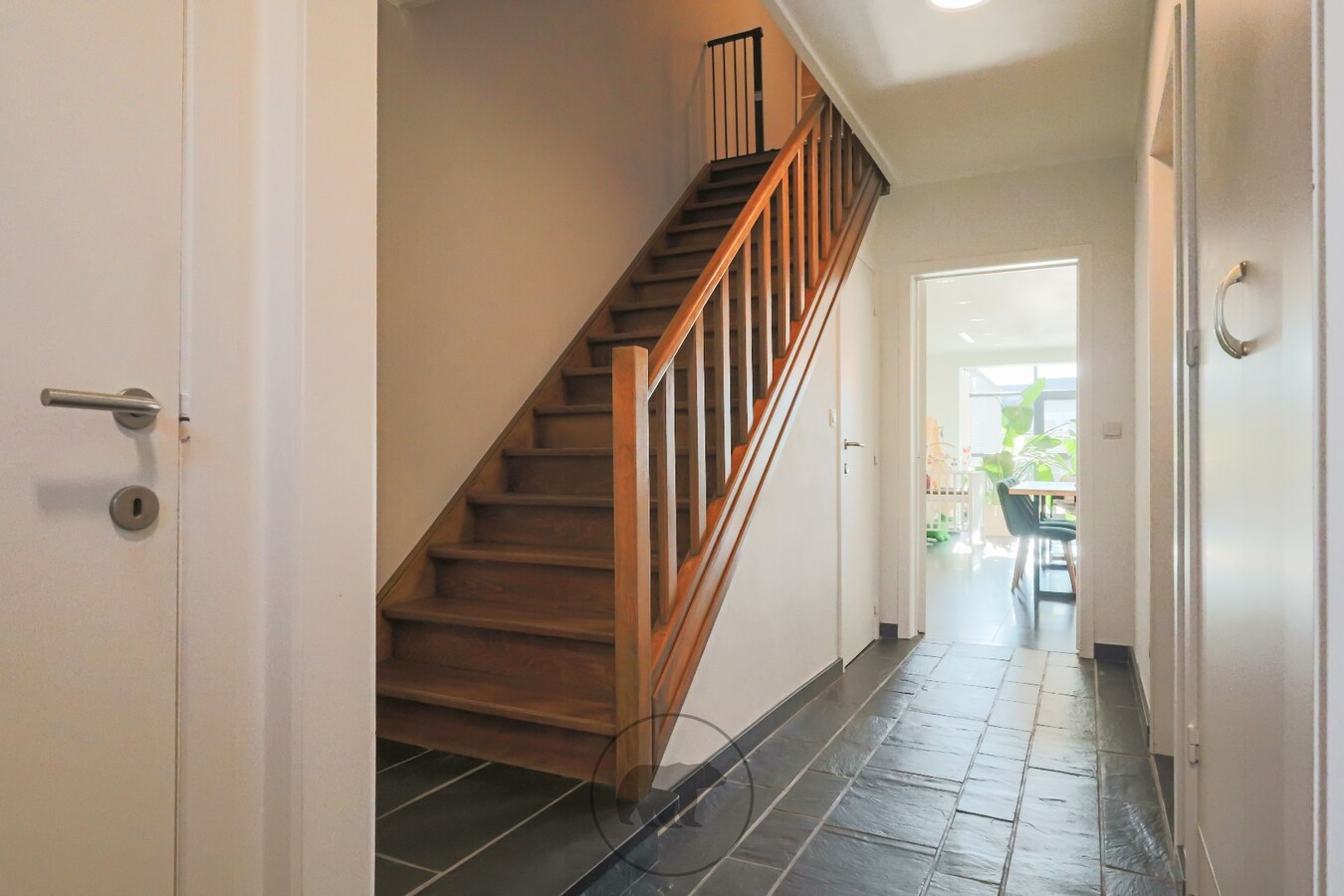 Instapklare en voortreffelijke gezinswoning, zuidgerichte tuin en 4 garageboxen 