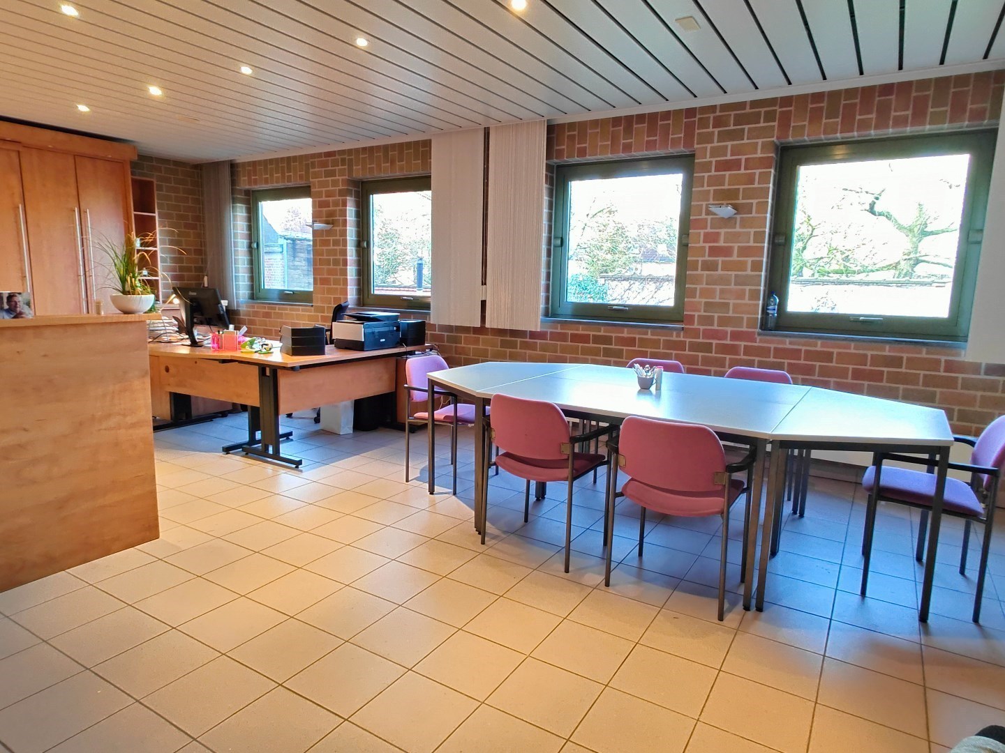 Kantoorruimte op het 1e verdiep te huur in het centrum van Ardooie 