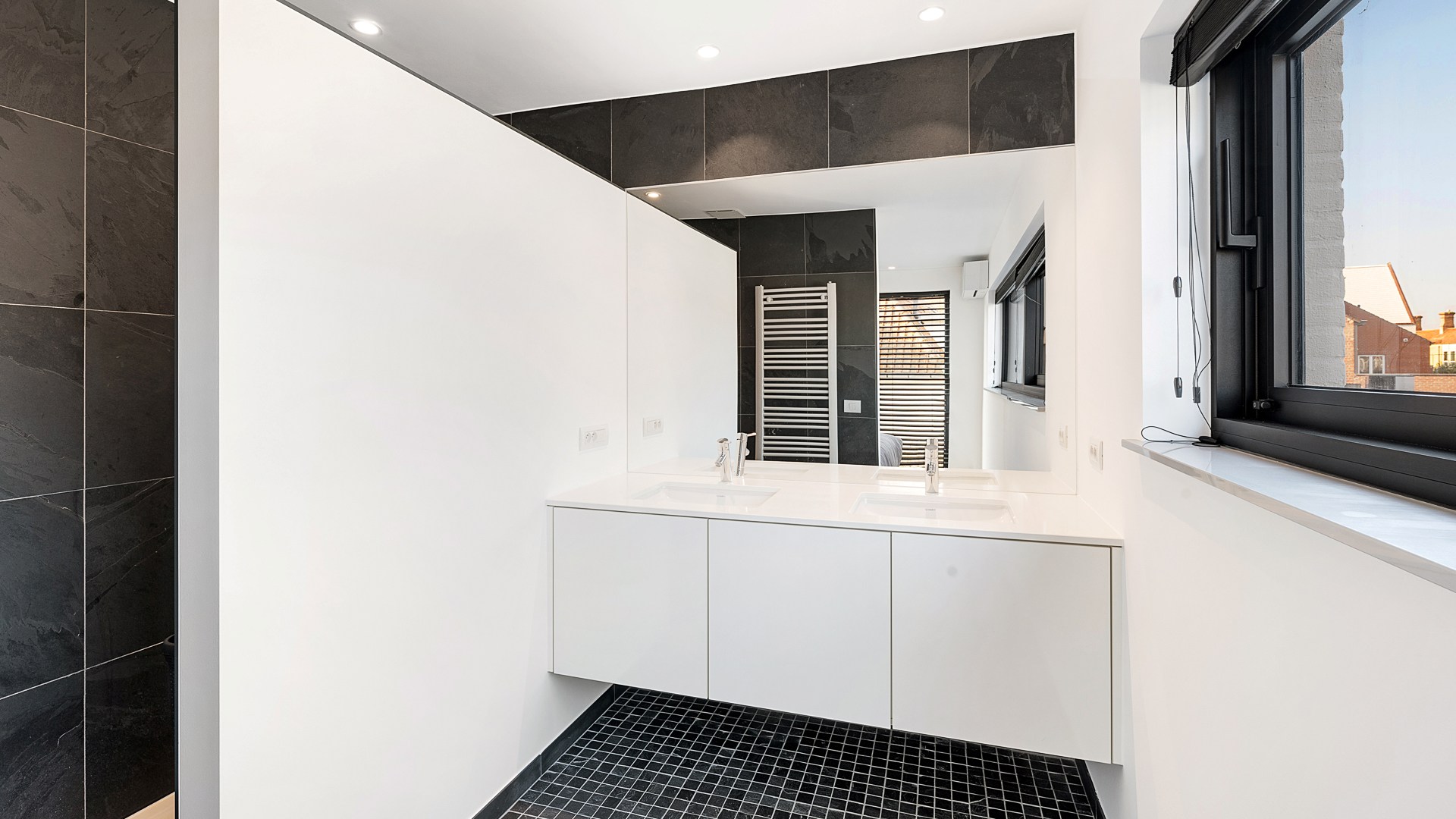 Centraal gelegen 3-gevelwoning in hedendaagse stijl – Bouwjaar 2014 