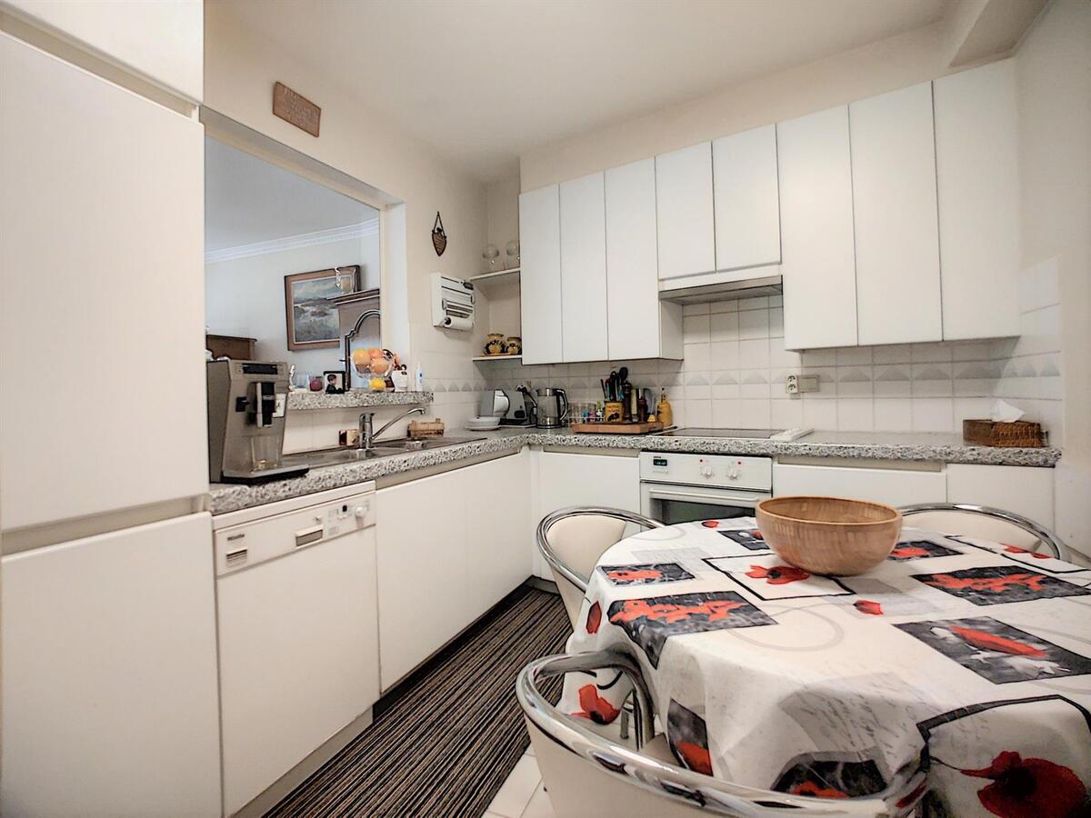 Uitzonderlijk ruim hoekappartement met drie slaapkamers en enorm zonneterras - Heist 