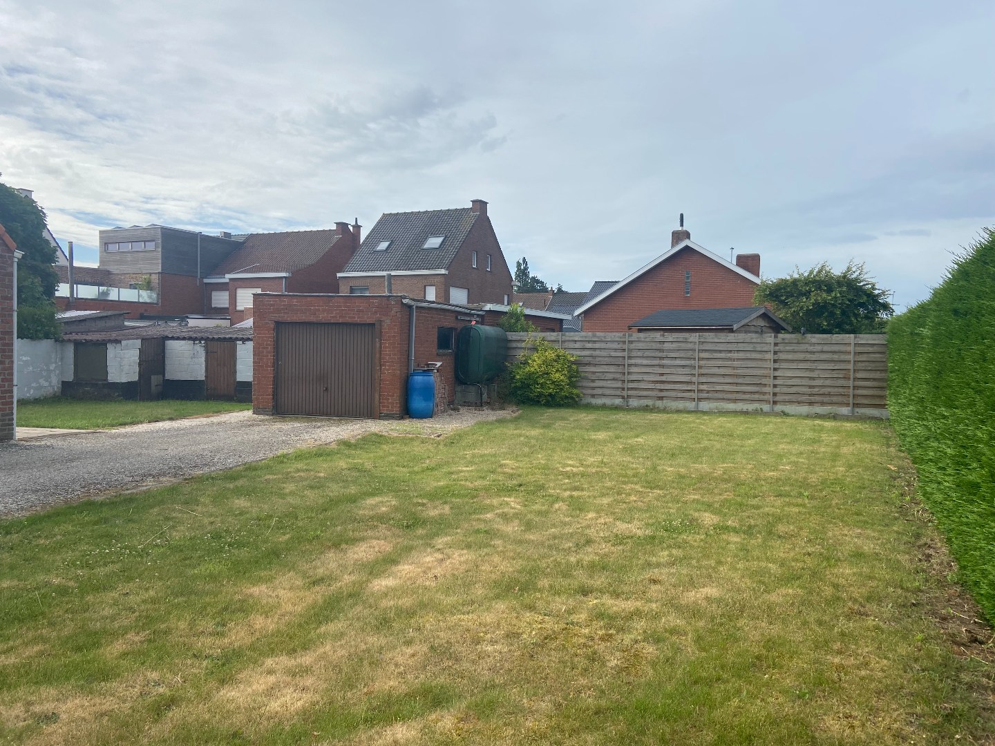 Degelijke halfopen bebouwing met groot potentieel op mooi hoekperceel van 524 m²! 
