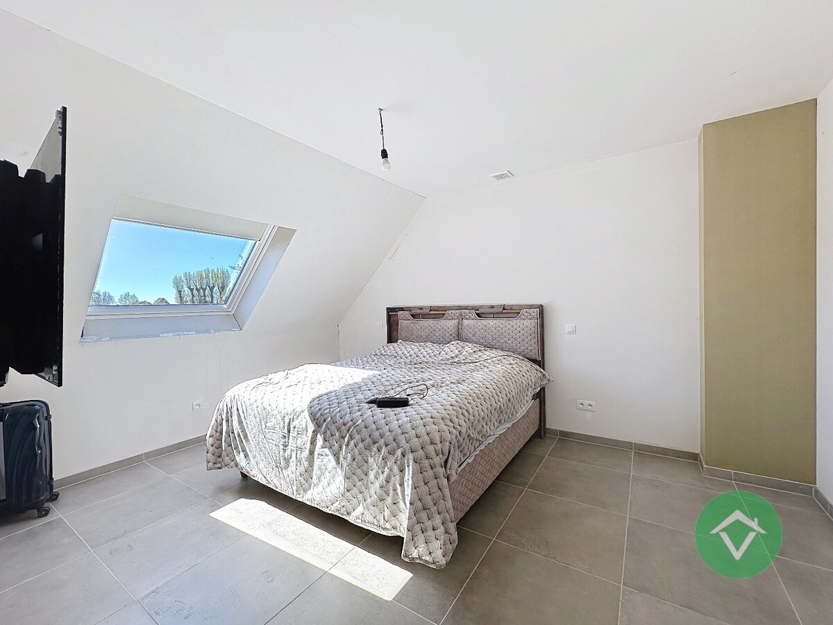 Moderne nieuwbouw tussenwoning met drie slaapkamers en garage in Moere 