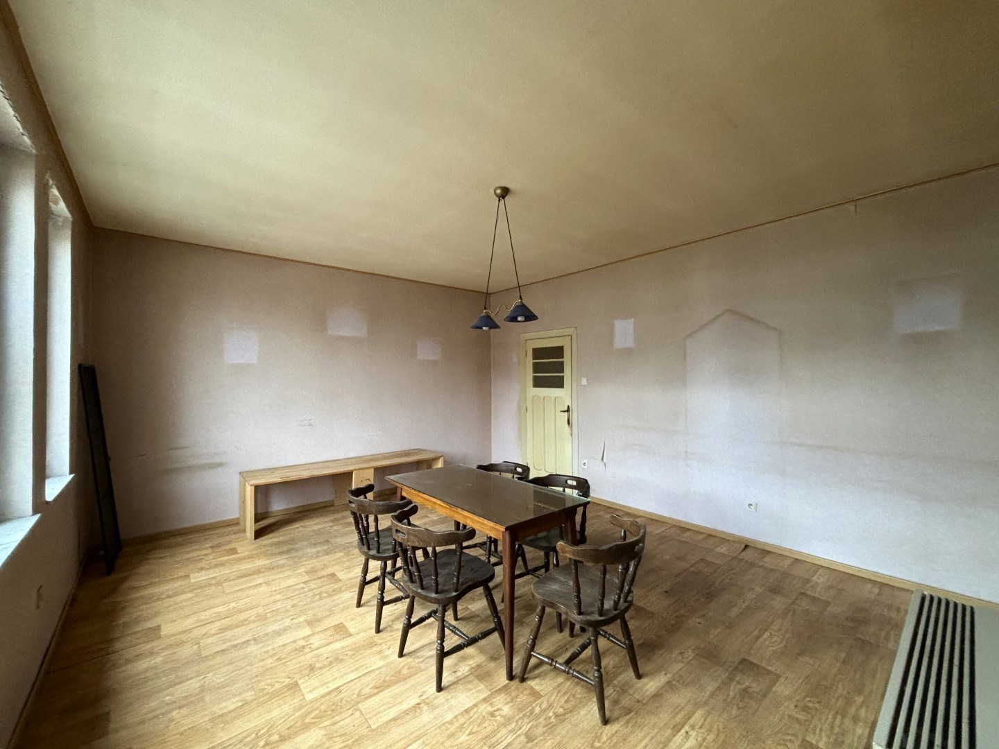 Frituur met volledige inboedel en bovengelegen appartement in Leopoldsburg 