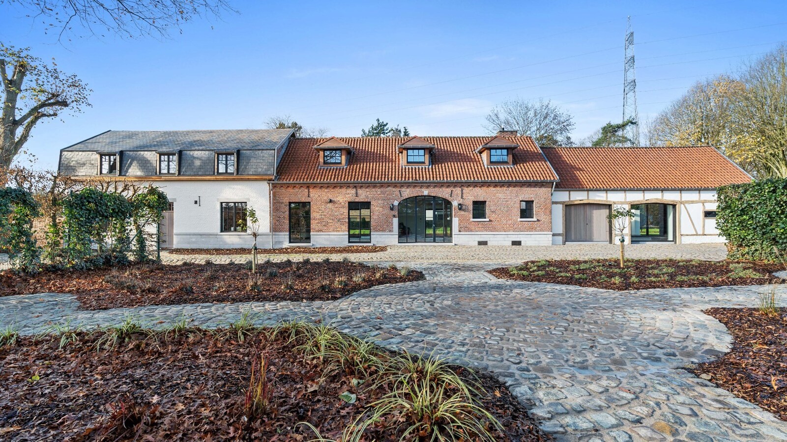Luxueus landhuis met binnen- en buitenpiste en paardenstallen op een domein van ca. 3 ha te As 