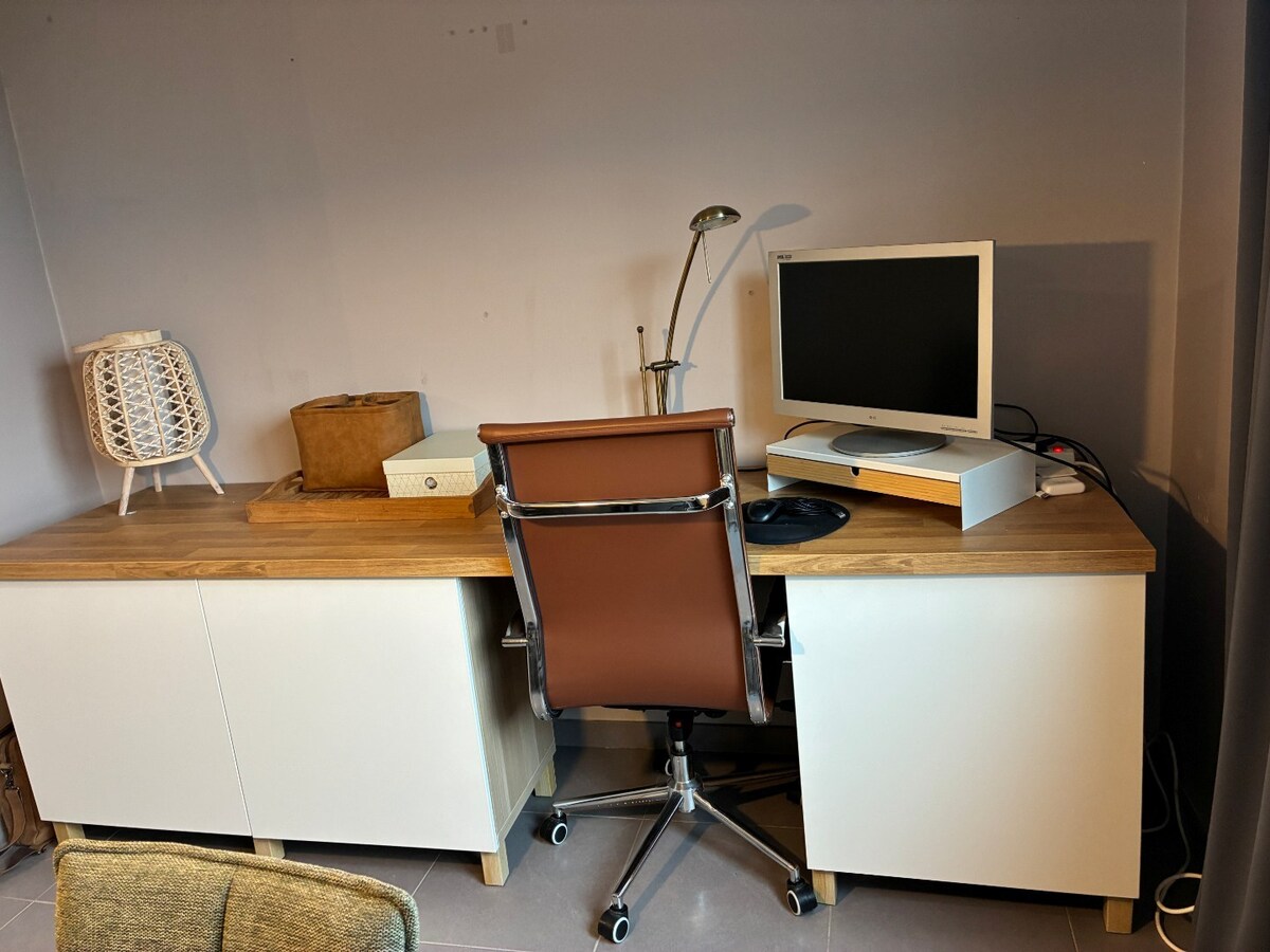 Ruim 2 slaapkamer appartement mét garage 