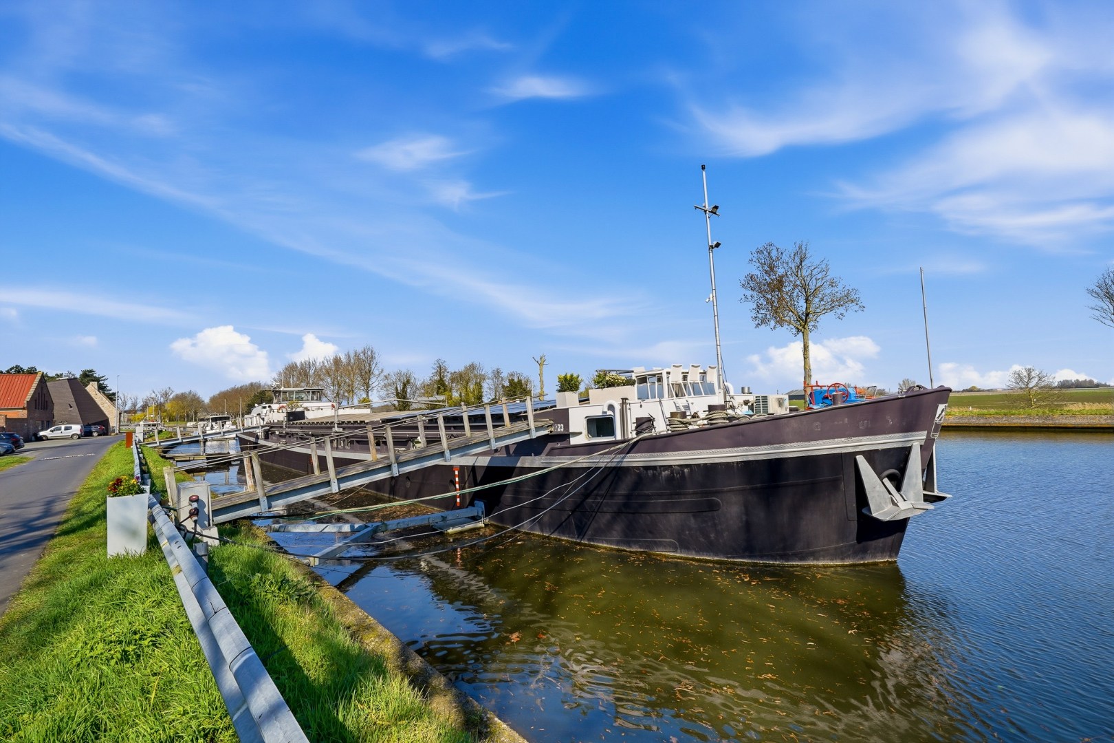 Unieke woonboot met B&amp;B en vergunde ligplaats in Plassendale 
