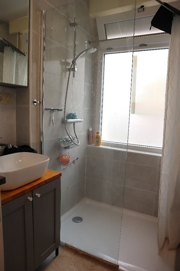Nieuw gerenoveerd 1 slaapkamer appartement/studio te Elsene 
