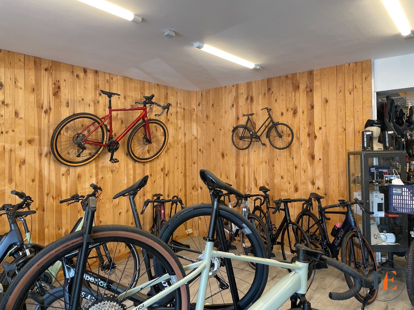 Handelspand (235m²) met parking en garage 