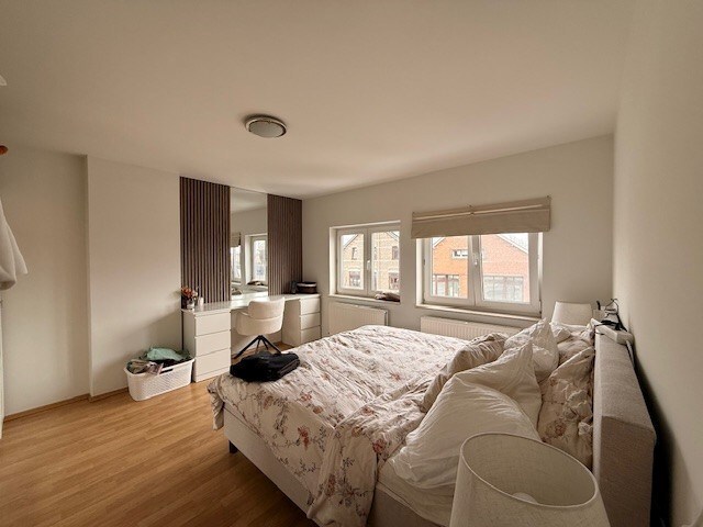 Een nette, comfortabele  gezinswoning met 3 slaapkamers, garage en tuin. 