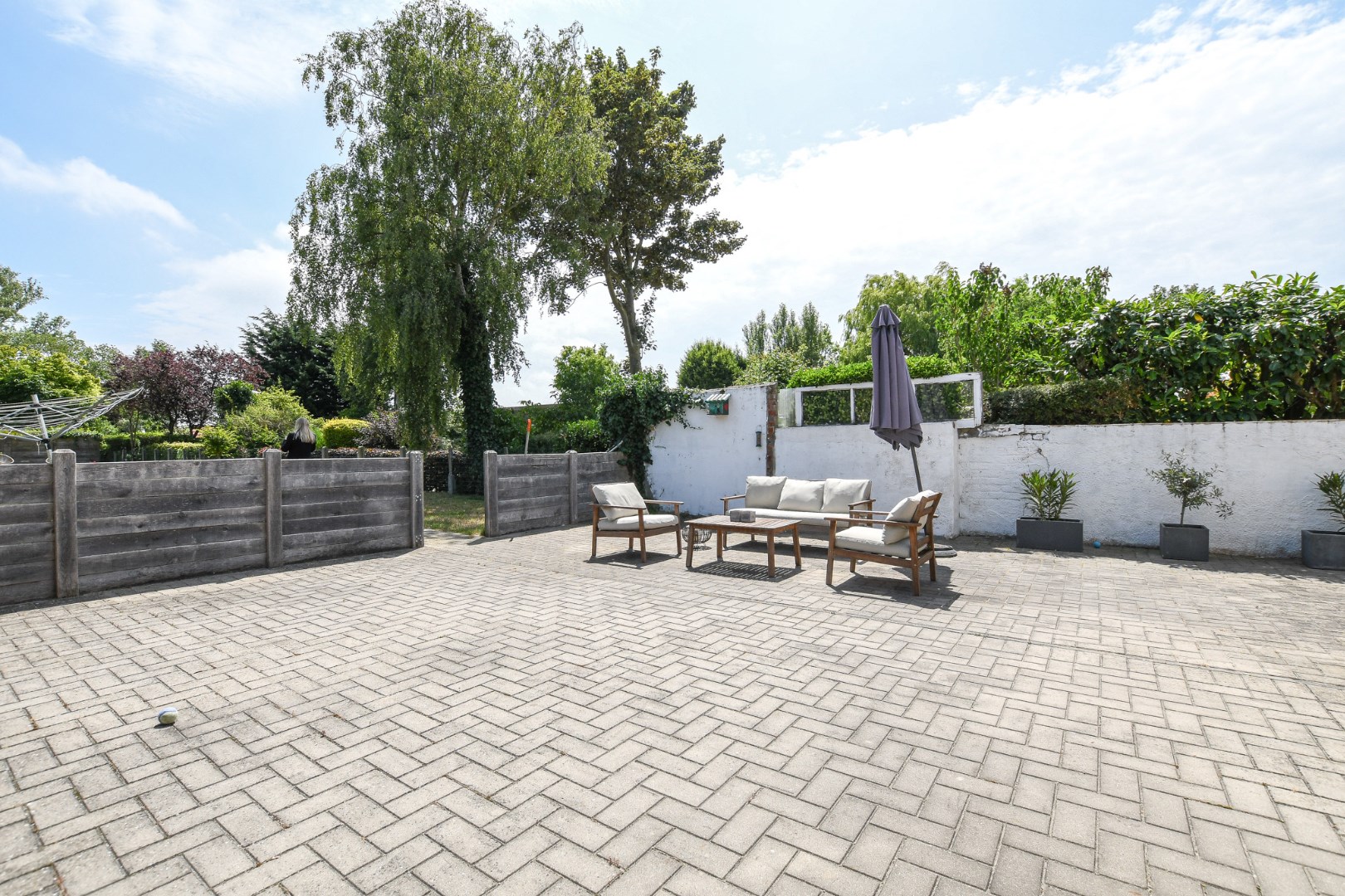 Ruime bel-etagewoning met tuin en bijgebouw, vlakbij centrum De Haan 