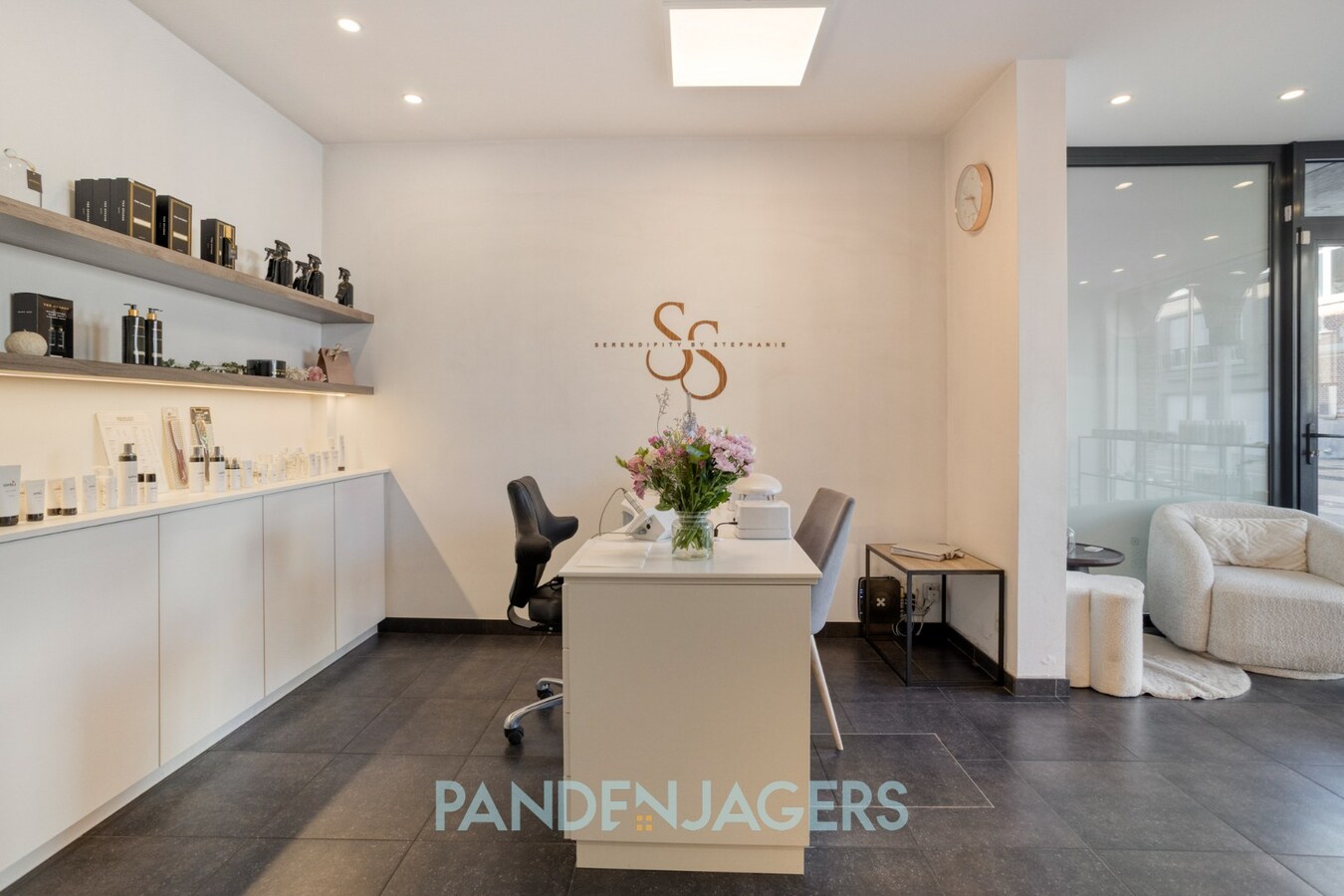 Stijlvol en hoogwaardig afgewerkt handelspand met visibiliteit te Duffel 