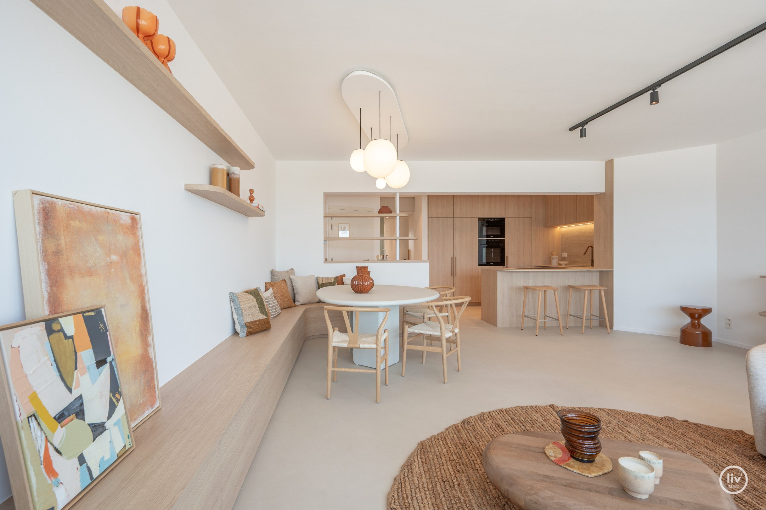 Prachtig gerenoveerd appartement op de zevende verdieping, op een absolute topligging aan de Zeedijk tussen het Lichttorenplein en het Albertplein. Dankzij de hoge ligging geniet het appartement van e 