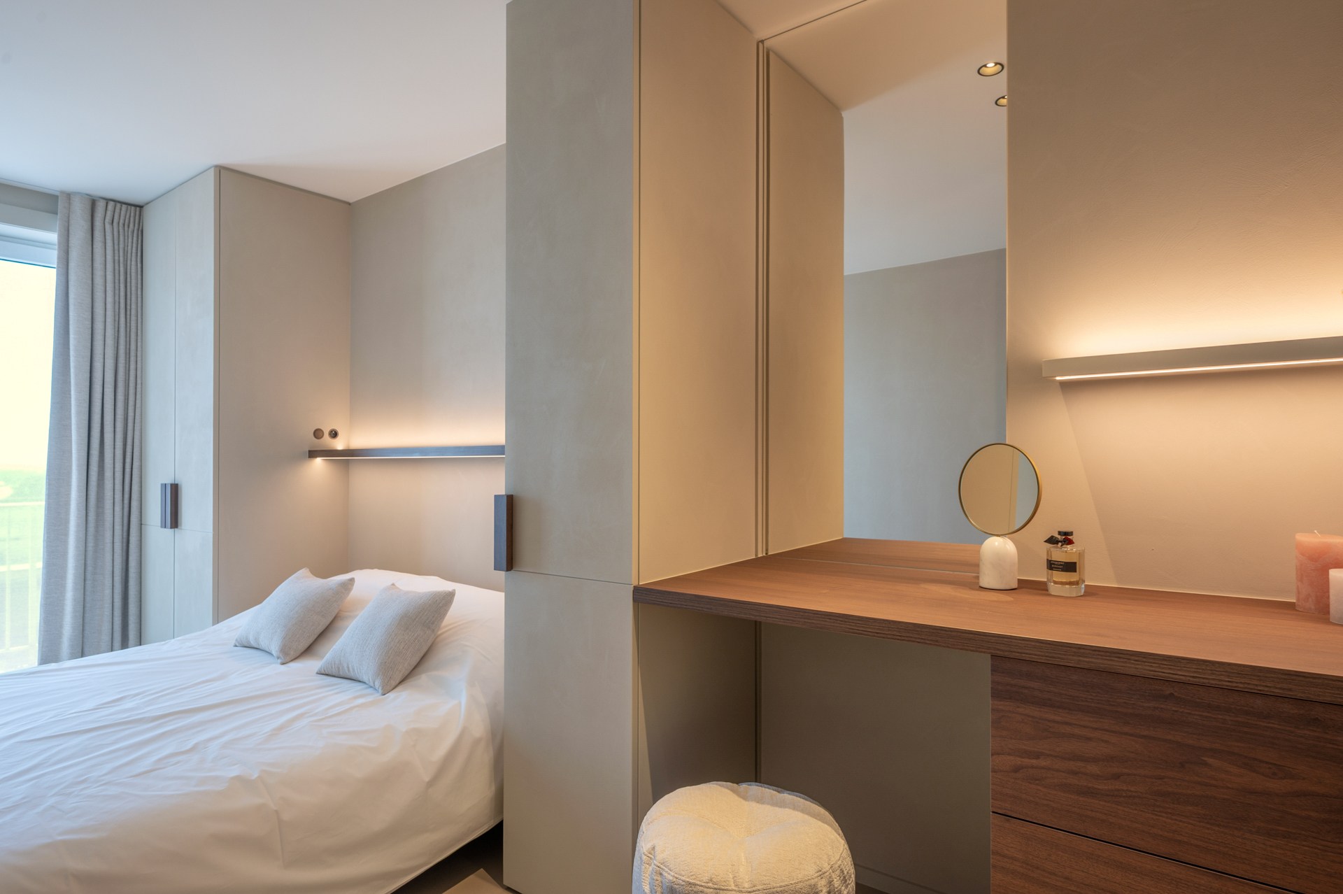 Prachtig gerenoveerd en instapklaar appartement met 3 slaapkamers en frontaal zeezicht, gelegen in een prestigieuze residentie op de zeedijk in het Zoute. 