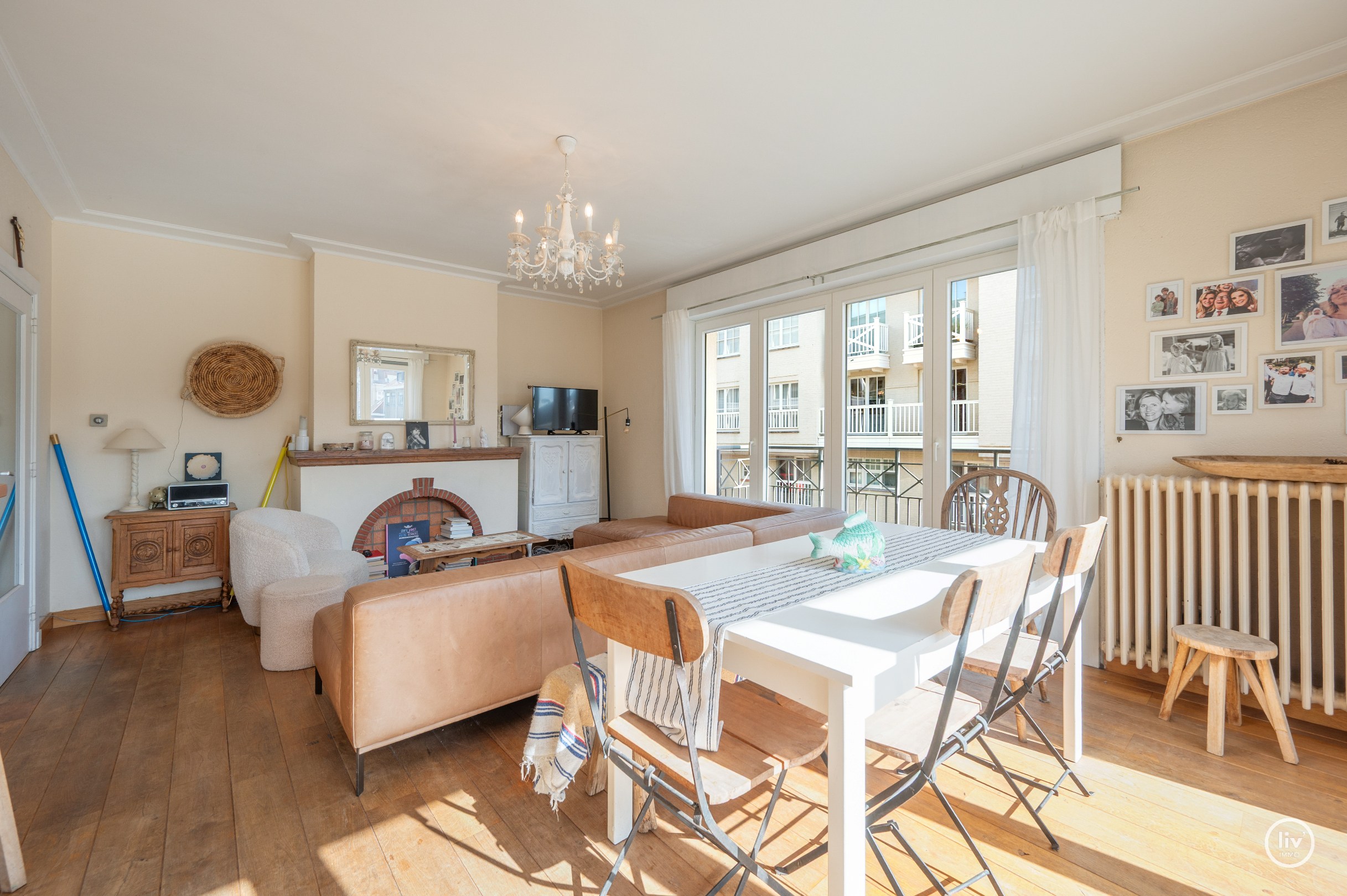 Zonnig HOEKappartement gelegen op de Van bunnenlaan met zicht op de Heilighart kerk te Knokke. 