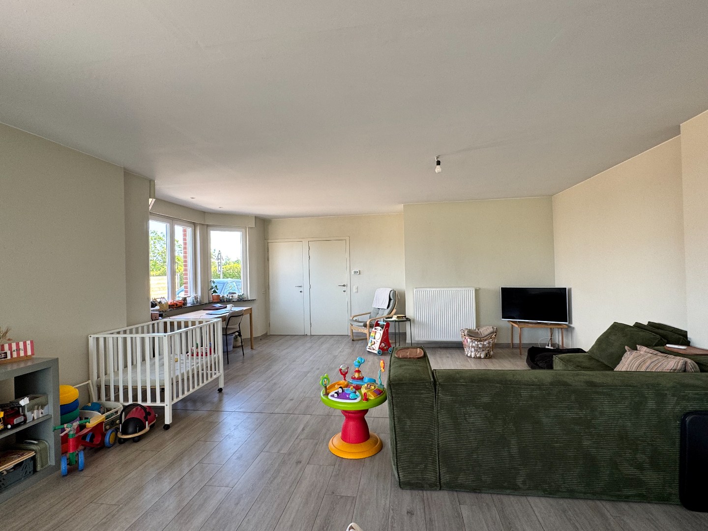 Gerenoveerde halfopen woning met 3 slaapkamers, tuin en carport 