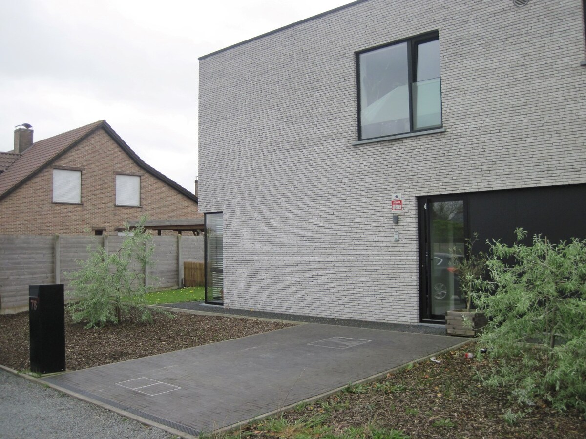 Eigentijdse Half Open Bebouwing met tuin en terras. 