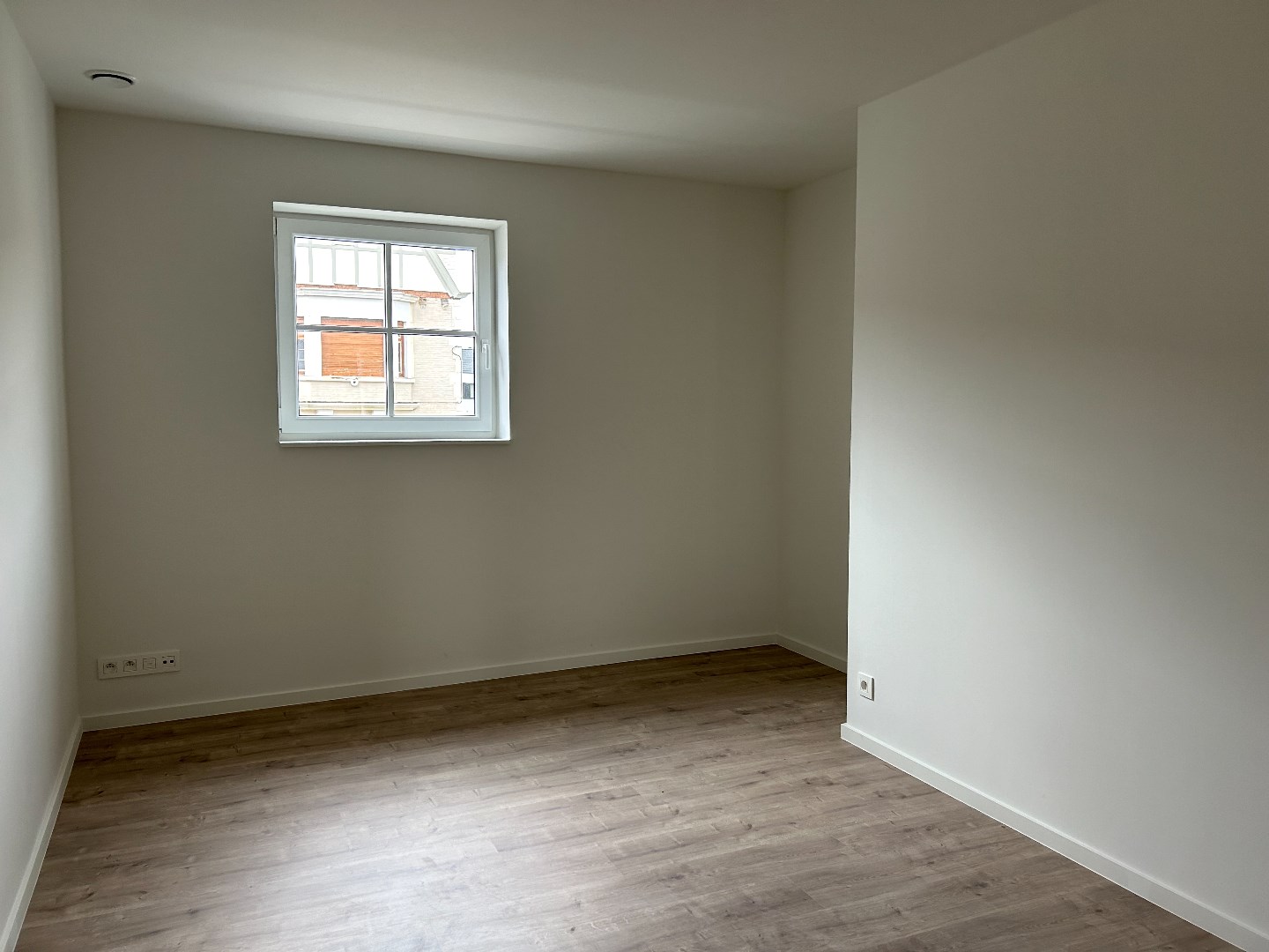 Stijlvolle en ruime nieuwbouwwoning met garage en tuin op 555 m² 