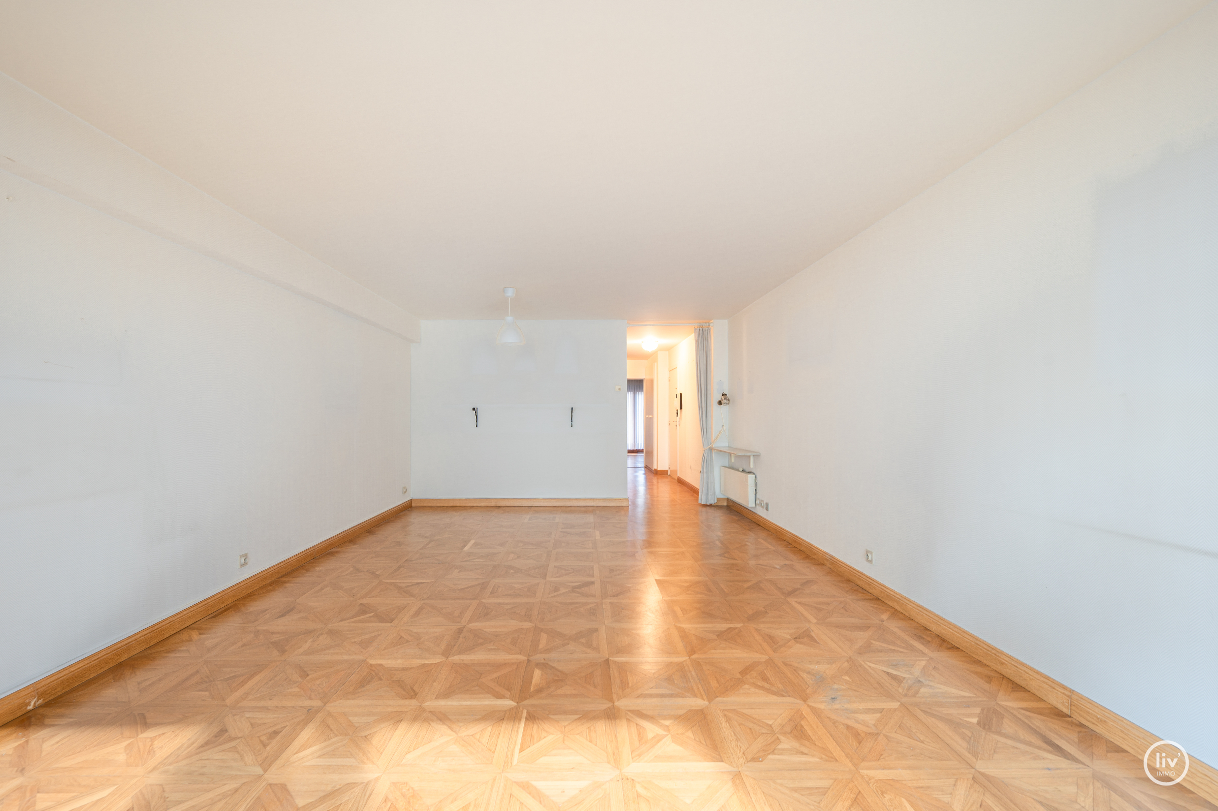 Ruim op te frissen appartement, gelegen op wandelafstand van de zee dichtbij de Lippenslaan. 