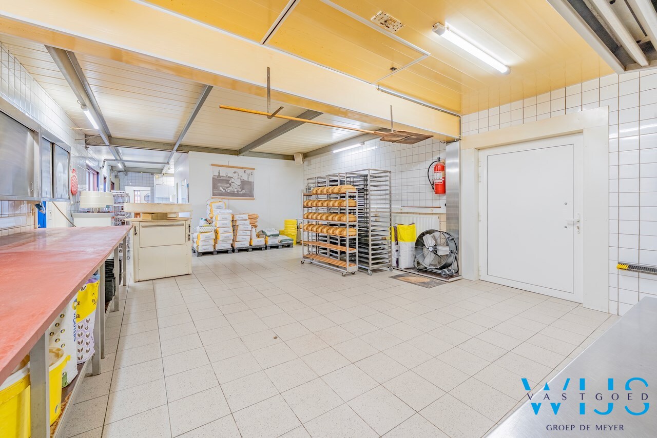 Perfect draaiende bakkerij/handelspand te Ertvelde ! 