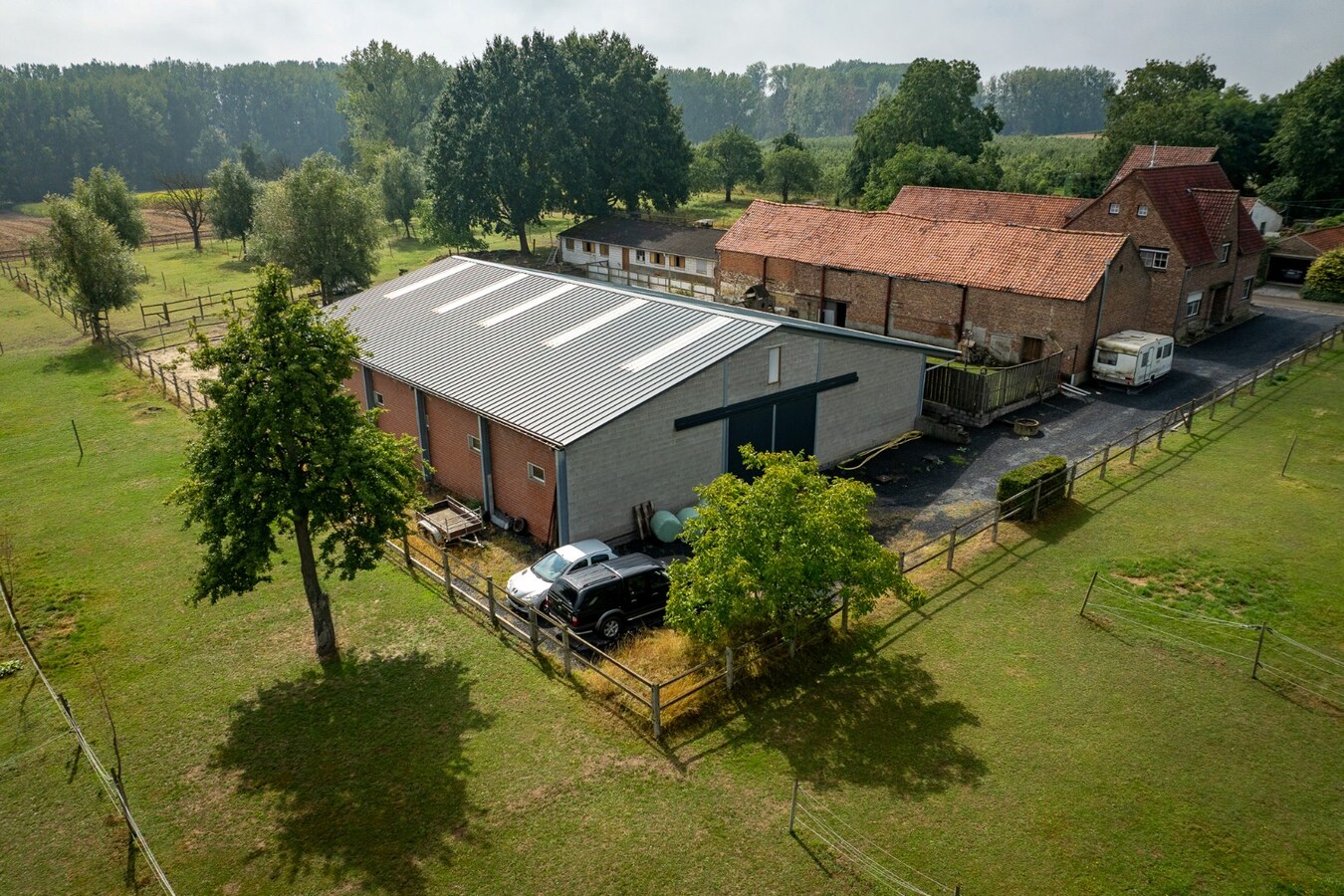 Ruime woning met buitenpiste en kleine binnenpiste op ca. 1,03ha te Hoeselt 