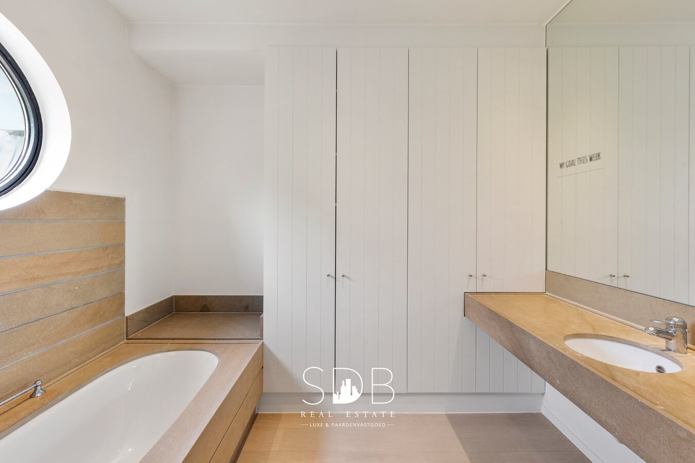 Prachtige villa met hippische accommodatie en graslanden +/-  23 ha 