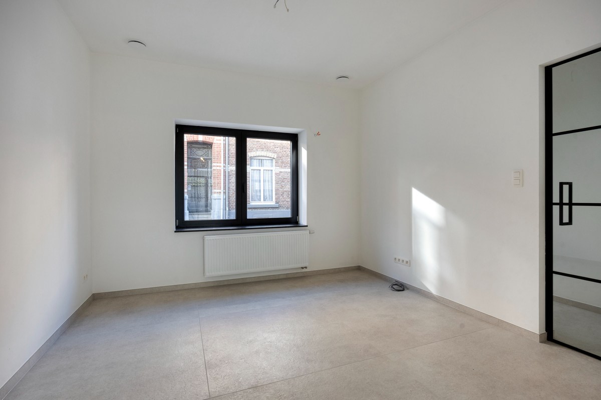 Volledig gerenoveerde woning met 3 slaapkamers, badkamers en tuin in Tienen! – EPC A - bewoonbare opp. 130 m² 