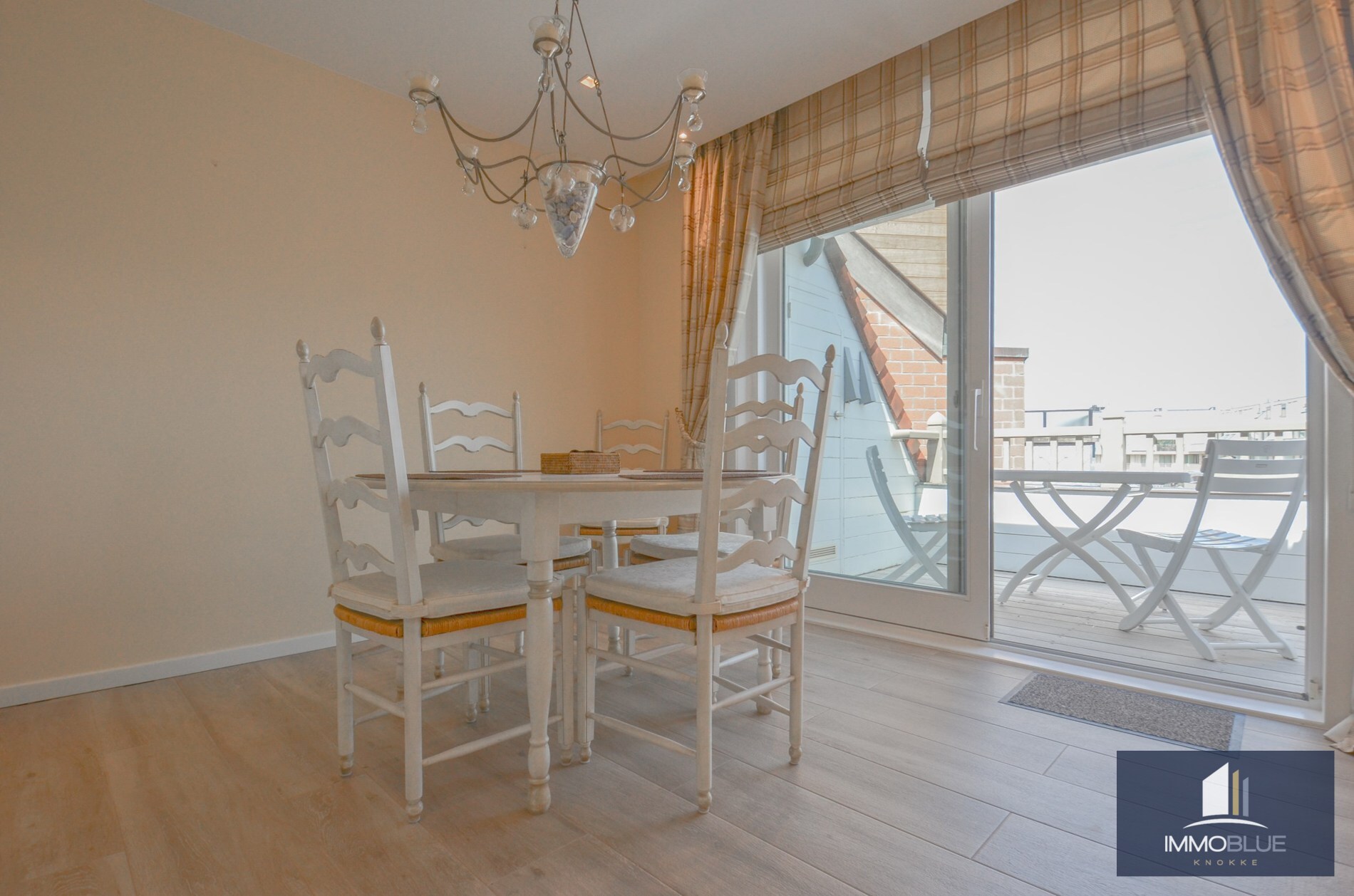 Stijlvol duplexappartement met zonnige terrassen en open zicht op de villa’s van het Zoute. 