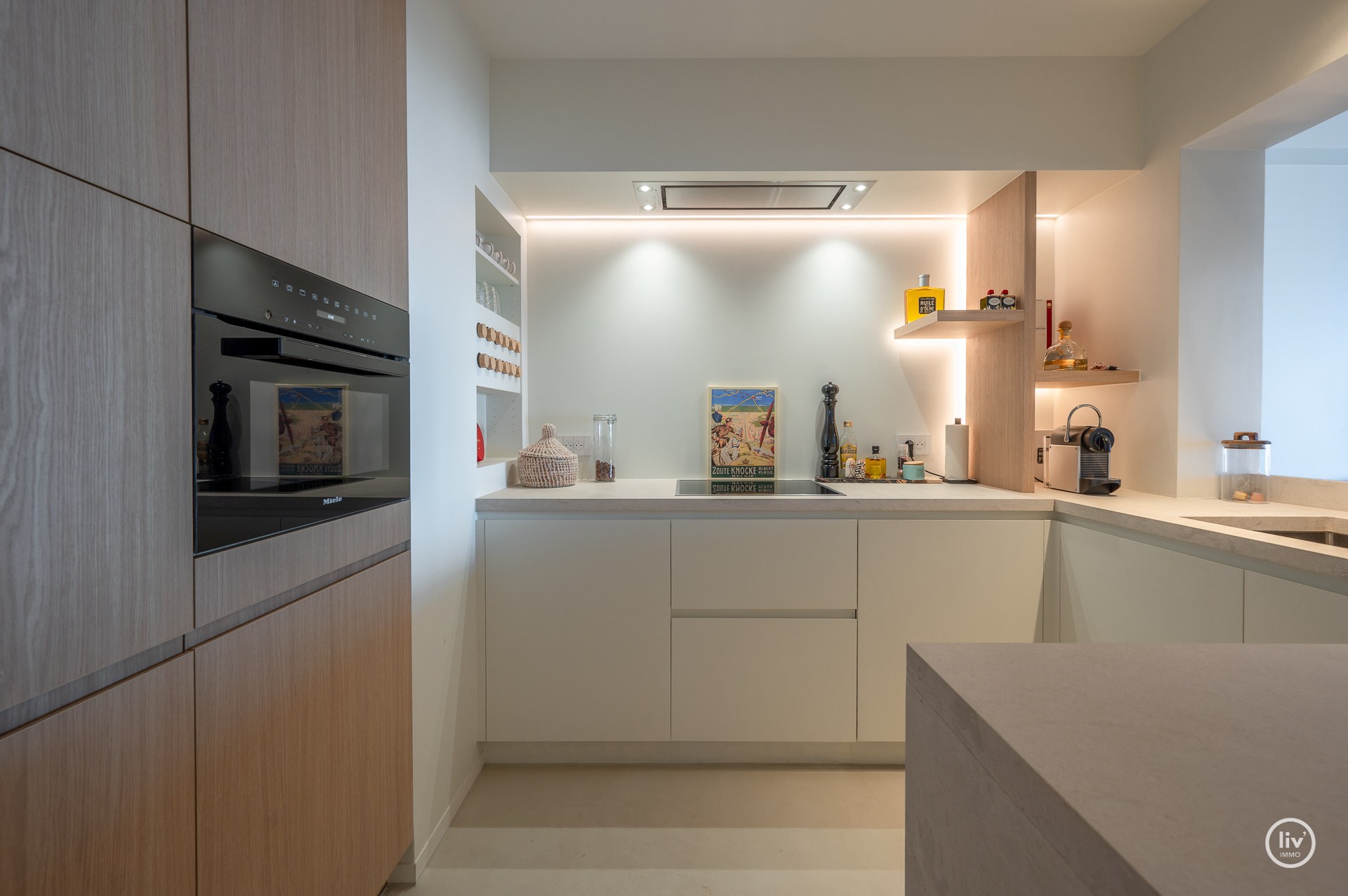 Magnifique appartement rénové avec une vue imprenable sur la mer, idéalement situé sur la digue du Zoute, à proximité de la place Albert. 