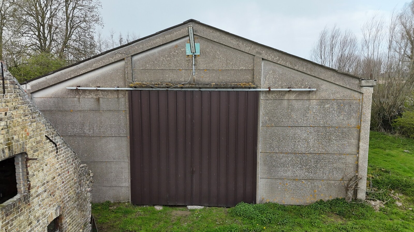 Rustig gelegen alleenstaande woning met loods en schuur te Kortemark 