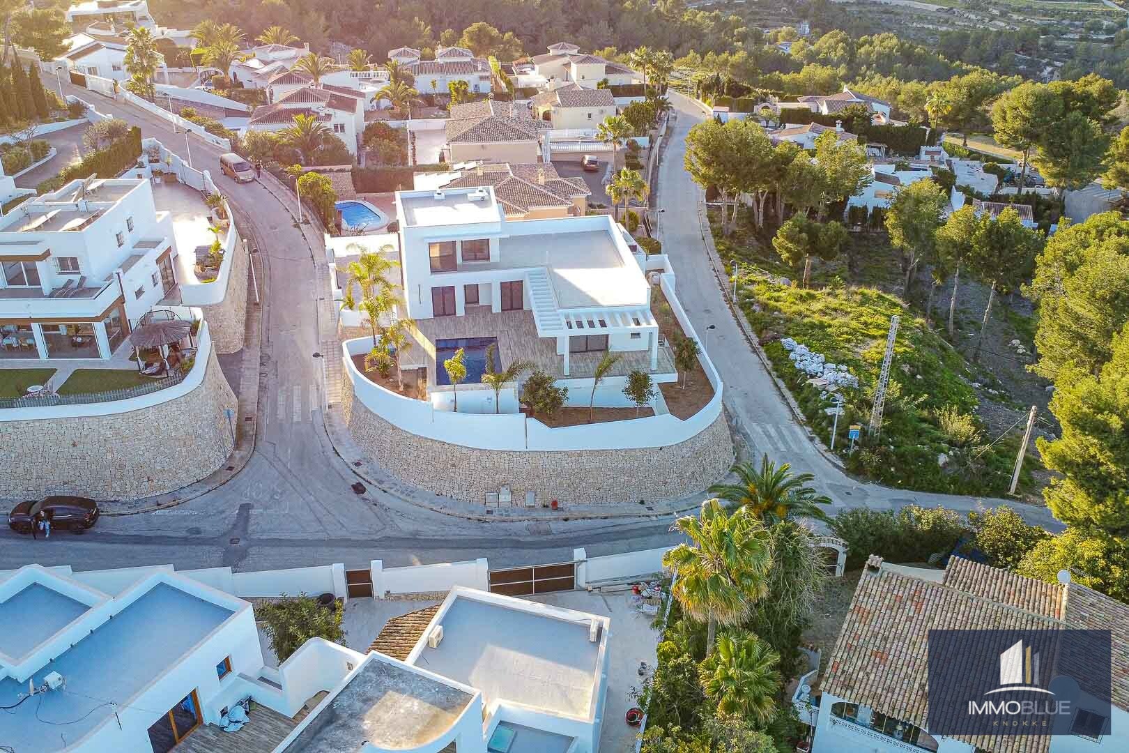 Villa nouvellement construite avec une orientation sud parfaite dans le cadre verdoyant de Moraira; 