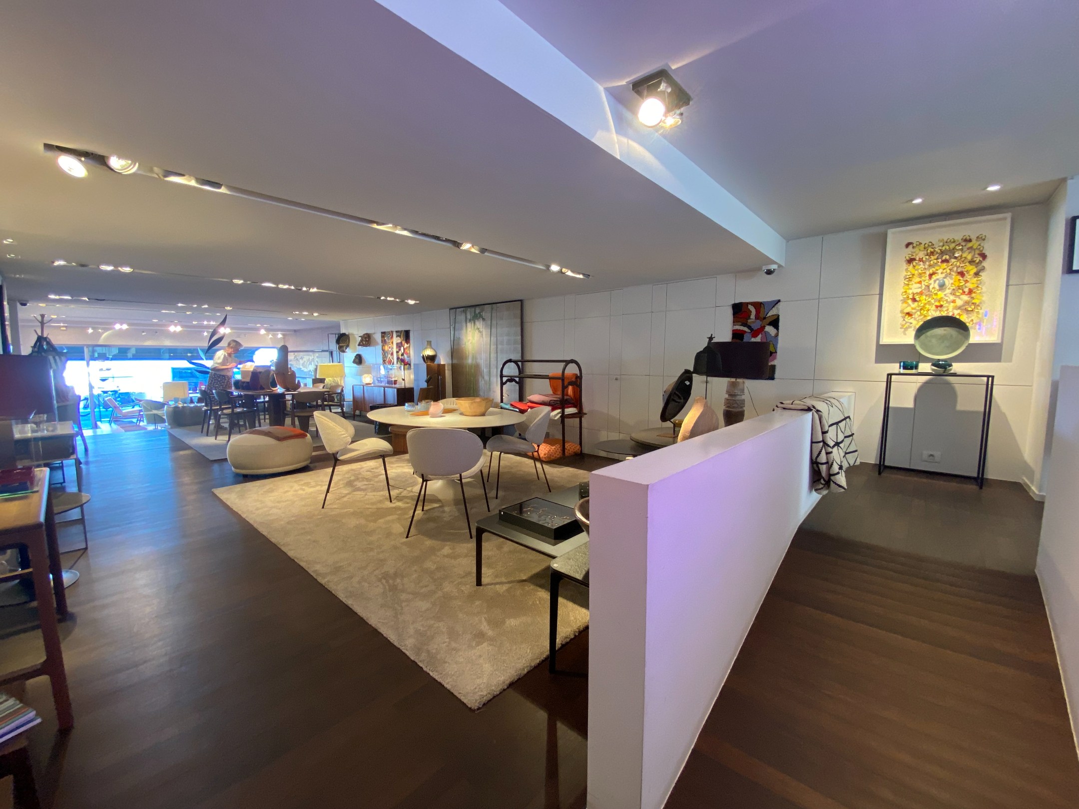 À LOUER : Spacieux local commercial sur la digue du Zoute avec une large vitrine 