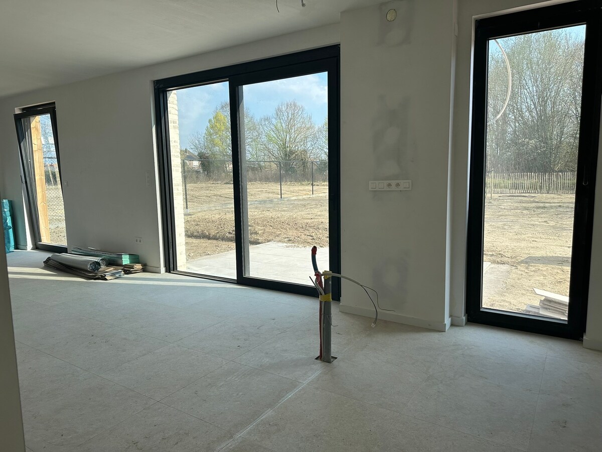 Nieuwbouw instapklare woning met 4 slaapkamers (waarvan 1 gelijkvloers) 