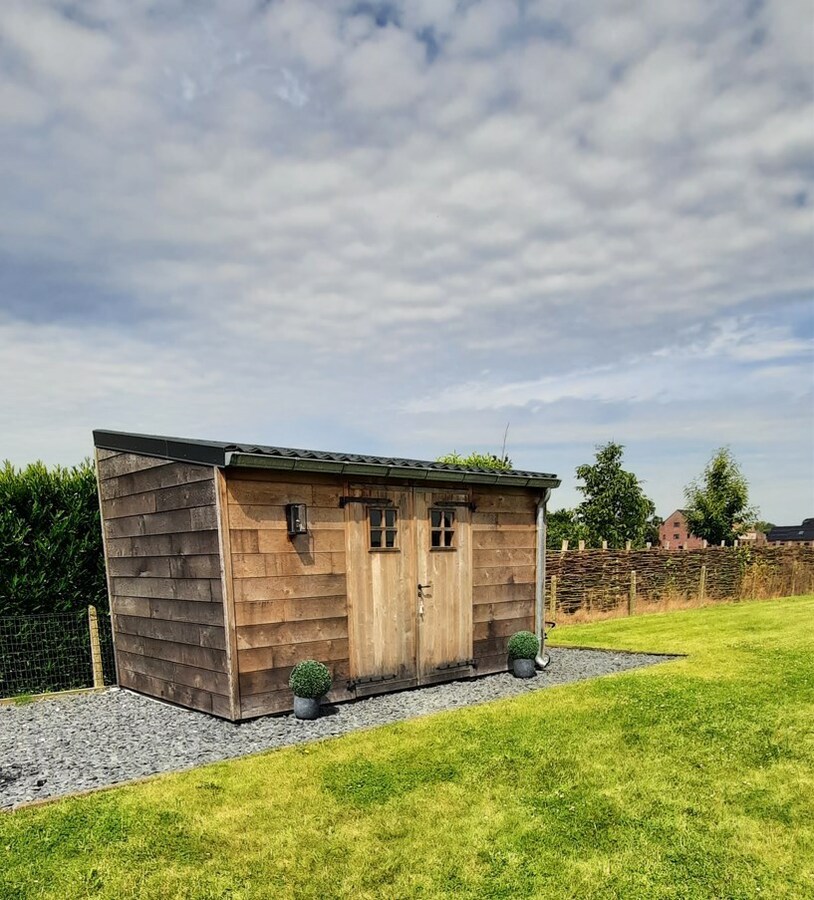 Een zeer goed afgewerkte en verzorgde recente woning, met 3 ruime slaapkamers, carport en fraaie tuin. 