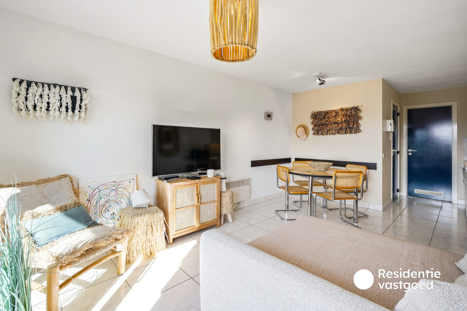 Lichtrijk zongerichte studio met slaaphoek, gelegen op 300m van de zee te Koksijde. 