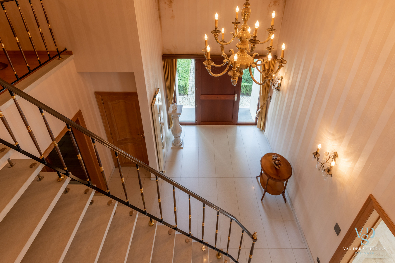 Lichtrijke, stijlvolle villa  (EPC van 254 !). 