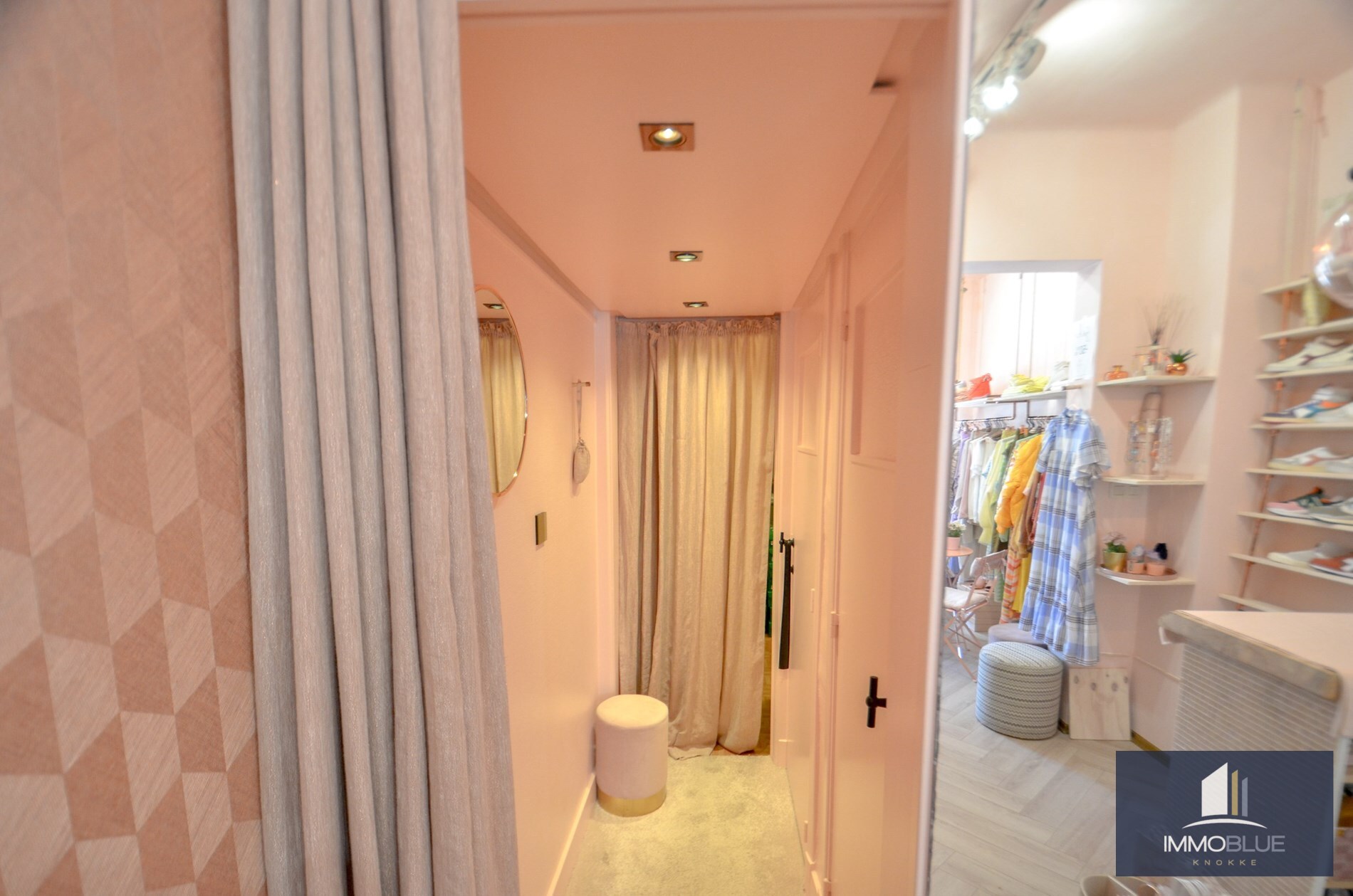 Espace commercial centralement situé avec excellente visibilité, à proximité de la Place du Triangle. 