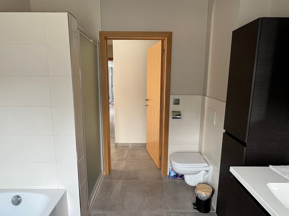 Luxueus én ruim gelijkvloers appartement in rustige omgeving. 